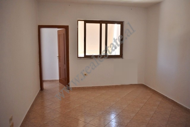 Apartament 2+1 me qira ne rrugen Abdyl Pajo prane Concord Center ne Tirane.
Pozicionohet ne katin 6